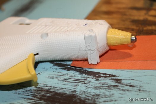 клеевой пистолет в работе