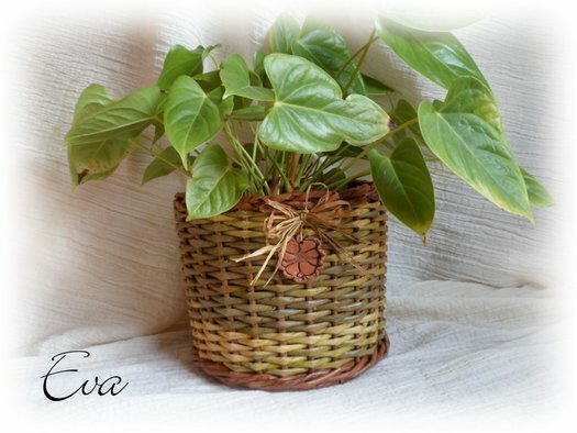 красивый горшочек из газетных трубочек