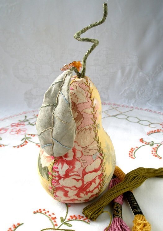 фото винтажная игольница в форме груши